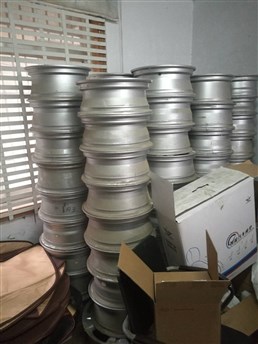 各种中高档车原车轮毂，8成以上新，有200个左右