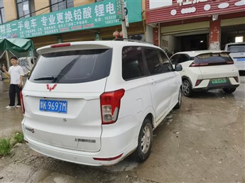 河南许昌13639667609 求购五菱宏光S，1.5排量拆车件 左前大灯，左前叶子板，左前门，左后门。左后倒车镜等
