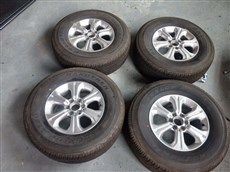 卖新车日产那瓦拉纯折车轮毂轮胎5条，含备胎！