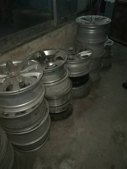 各种中高档车原车轮毂，8成以上新，有200个左右