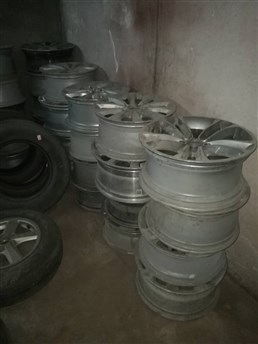 各种中高档车原车轮毂，8成以上新，有200个左右